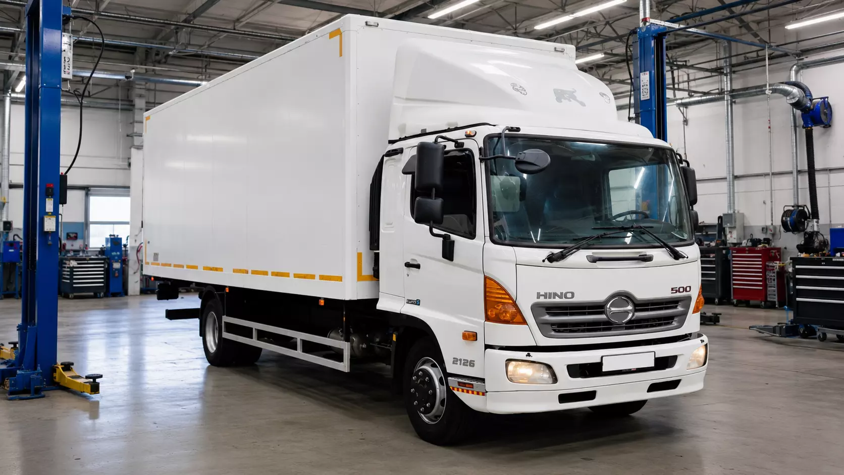 Грузовик Hino в автосервисе